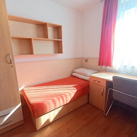 Famulus Kollegium Hostel Gyor Exterior photo