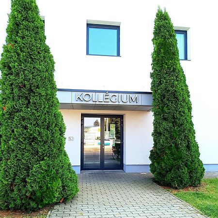 Famulus Kollegium Hostel Gyor Exterior photo
