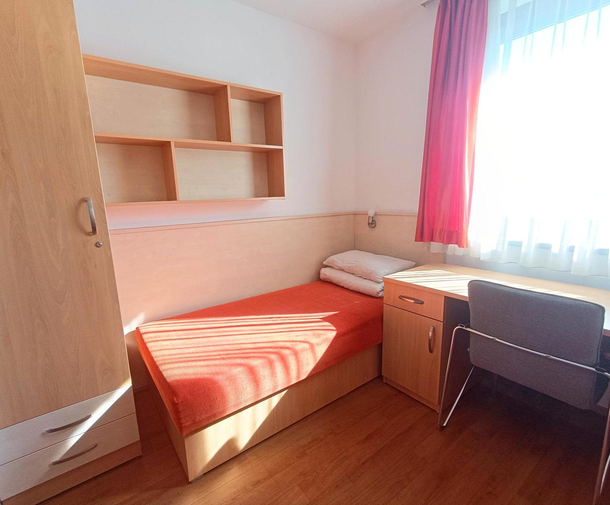 Famulus Kollegium Hostel Gyor Exterior photo