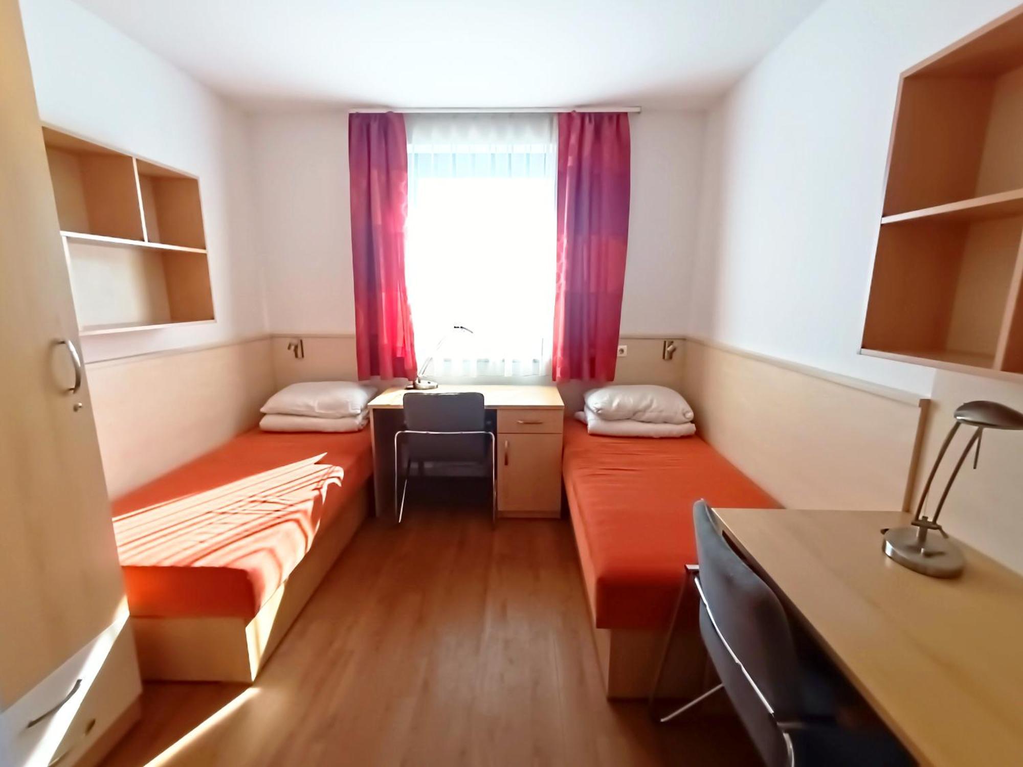Famulus Kollegium Hostel Gyor Exterior photo