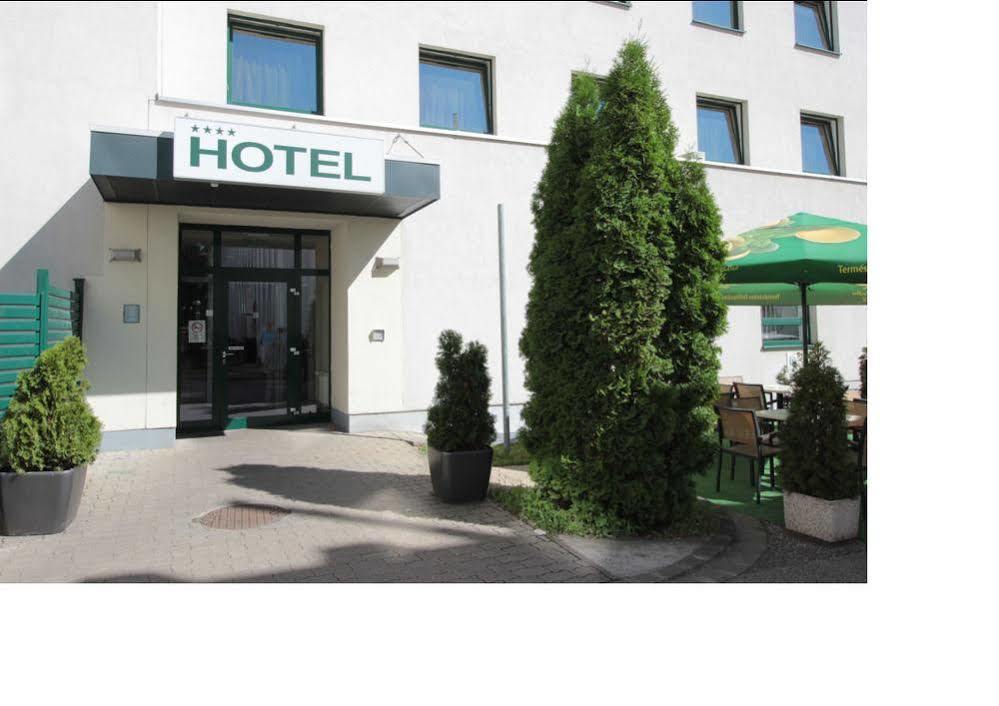 Famulus Kollegium Hostel Gyor Exterior photo